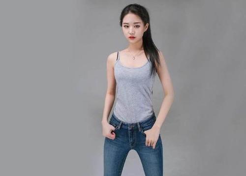 白皙漂亮的牛仔裤美女，曼妙身材十分引人注目！