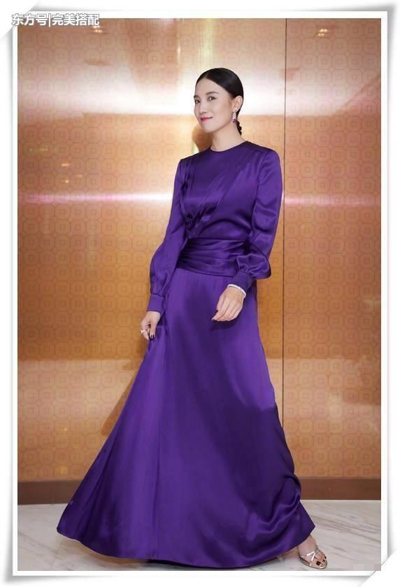 本以为穿西装的宋佳够保守了，可看到她的黑纱打底衫，我呆了！