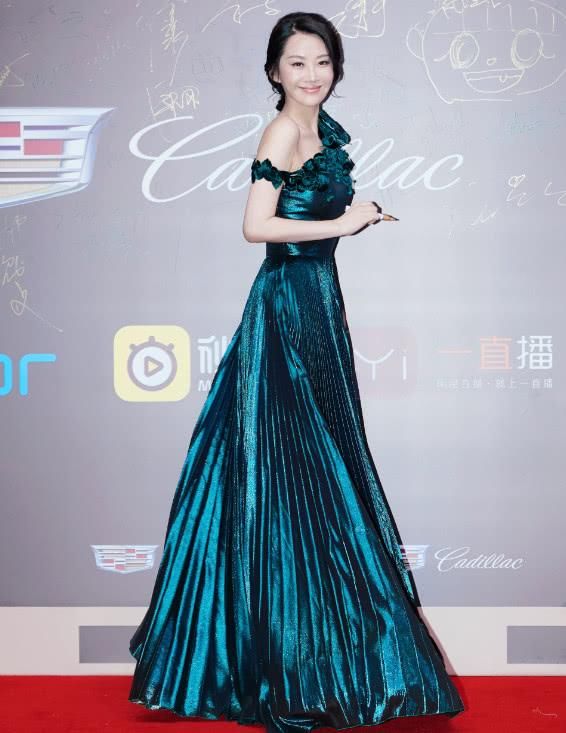 许晴为赶时髦也是拼了，把长靴当裤子穿，这颜色更为惊奇!