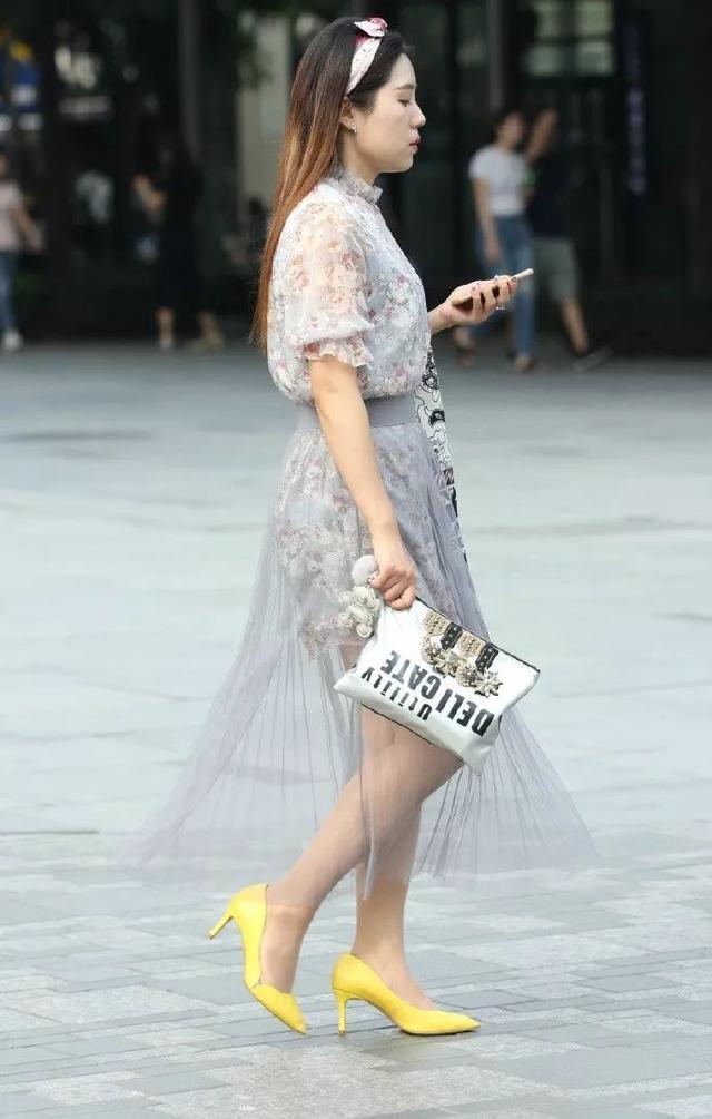  『风采』街拍：小姐姐出街的时候，身穿双层裙配高跟鞋，展现出与众不同的风采