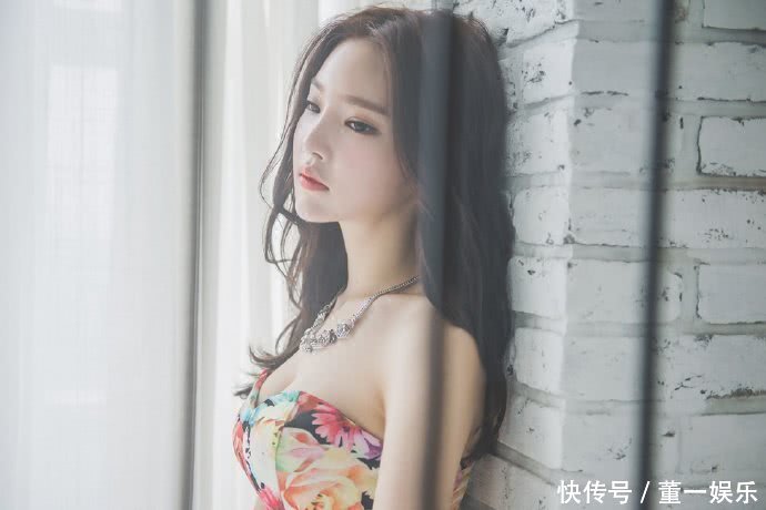 妩媚典雅的气质美女，碎花短裙显清新大气，成熟美韵让魅力绽放！