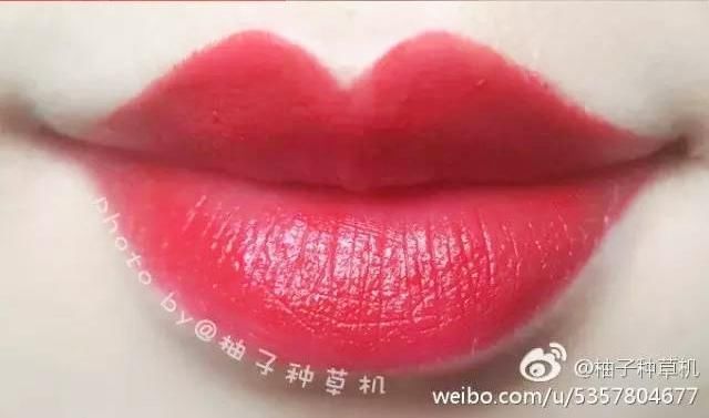 砖红色，吃土色已经OUT了!水红色口红颜色才是今年秋天的流行色