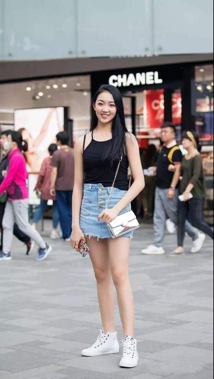 街怕:包臀连体裙+高跟凉鞋，夏日清凉风挡不住