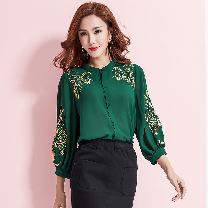 新发现，一种减龄衫:秋上衣，初秋配小脚裤，洋气时髦，简直美翻