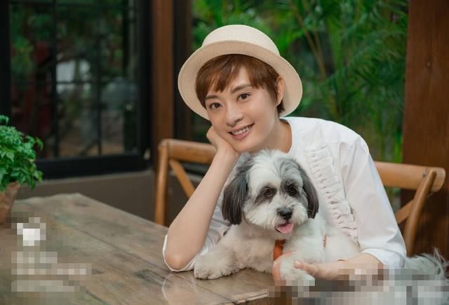 孙俪穿白色连衣裙，与马伊琍撞衫，谁粗糙、谁精致一眼就能看出