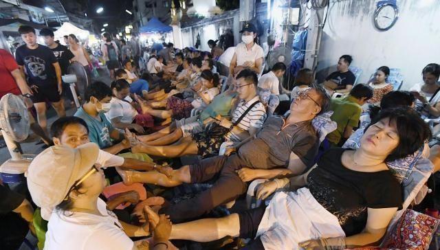 外国游客在泰国体验传统泰式按摩,中国大妈实力抢镜,堪称主力军