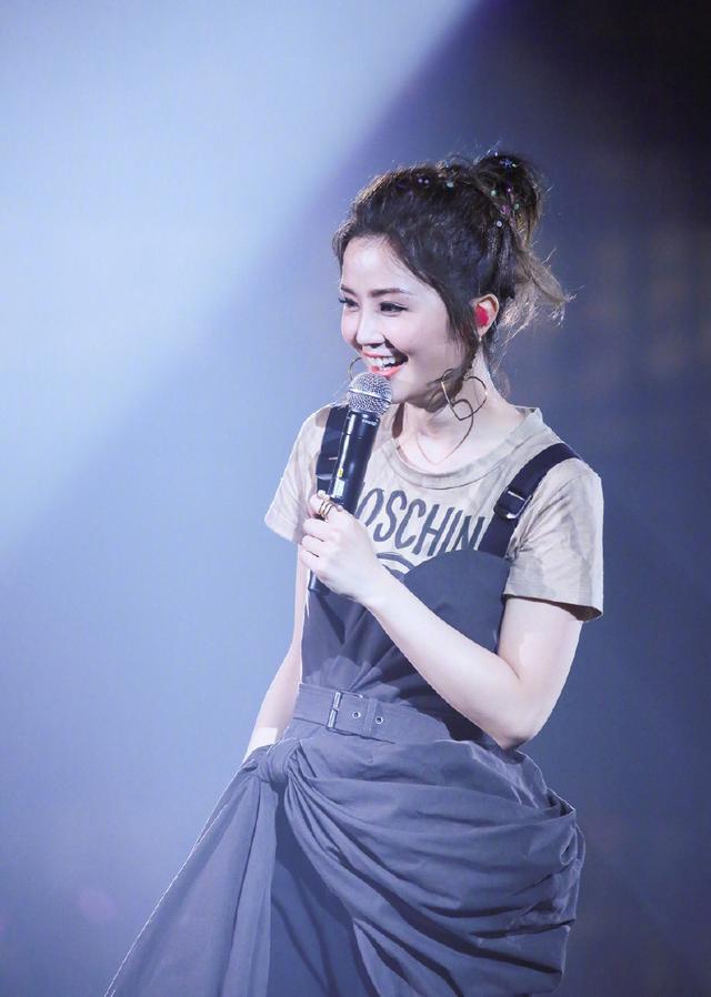 蔡卓妍字母T恤+吊带裙,回归青春美少女,网友:这次没得罪造型师