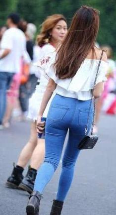 玛丽苏女神一字肩白色蓝花上衣展现玲珑有致好身材，十分独一无二