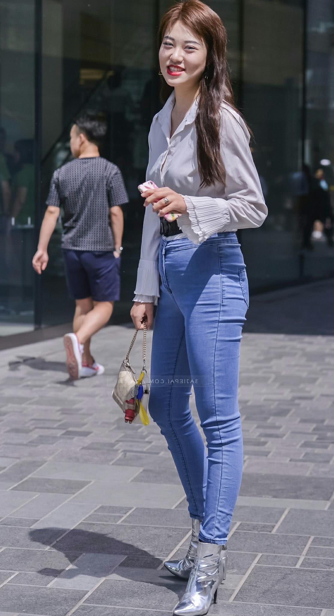 气质小姐姐高腰牛仔紧身裤尽显轻熟女范儿，网友羡慕：这腿太逆天