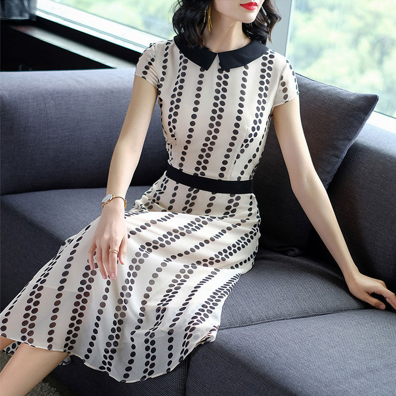 姐姐是设计师，专为41岁妈妈设计的高级A字裙，美嫩回20年前