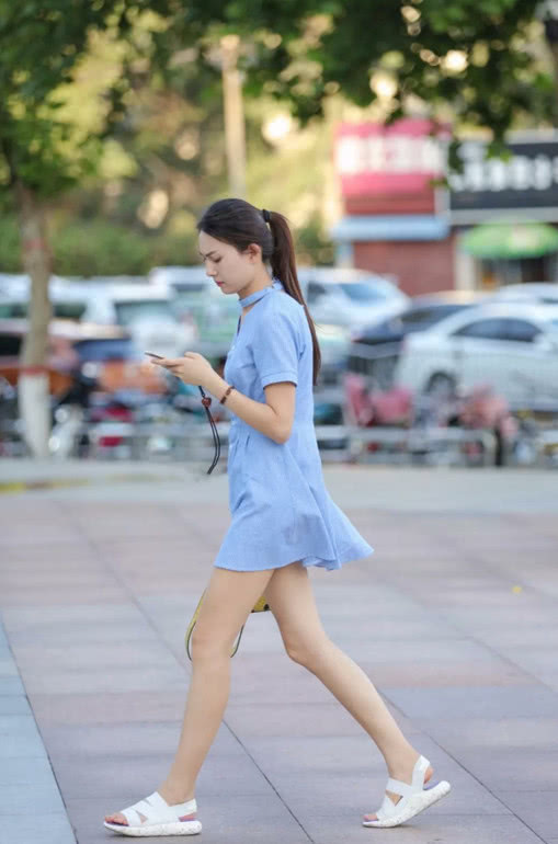 气质小姐姐清爽穿搭洋溢青春活力，扫地的大爷突然想起初恋的感觉