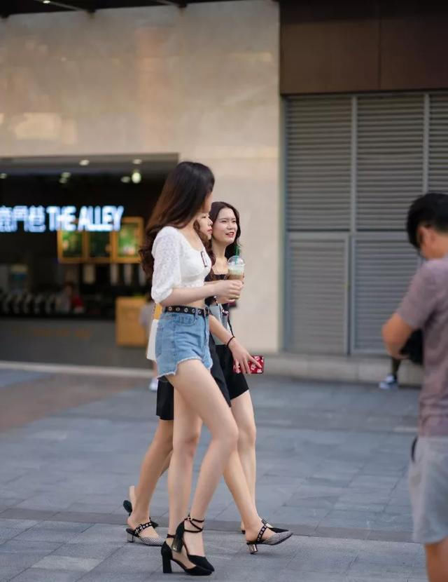  小姐姐@路人街拍,美女身上穿着一件交叉式的上衣,勾勒出优雅的身形