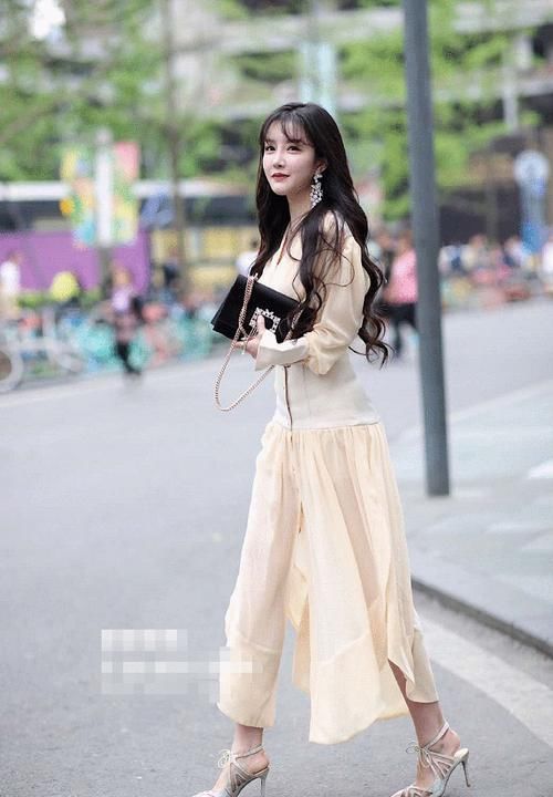 『情怀』街拍:小姐姐一件v领的连衣裙,有着少女清新般的情怀