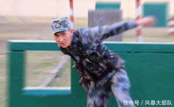 实战中,解放军为什么要将迷彩服“翻领” 作用比你想象的还要大