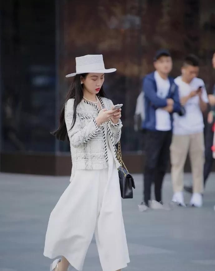  比例：小姐姐穿上高跟鞋后,身材比例显得十分的协调