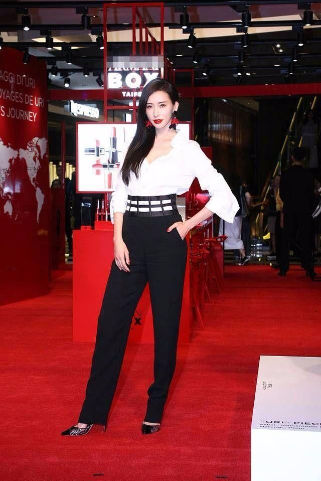 林志玲为了遮腰部的肉,硬是要在腰间加一个黑色的“栅栏”!