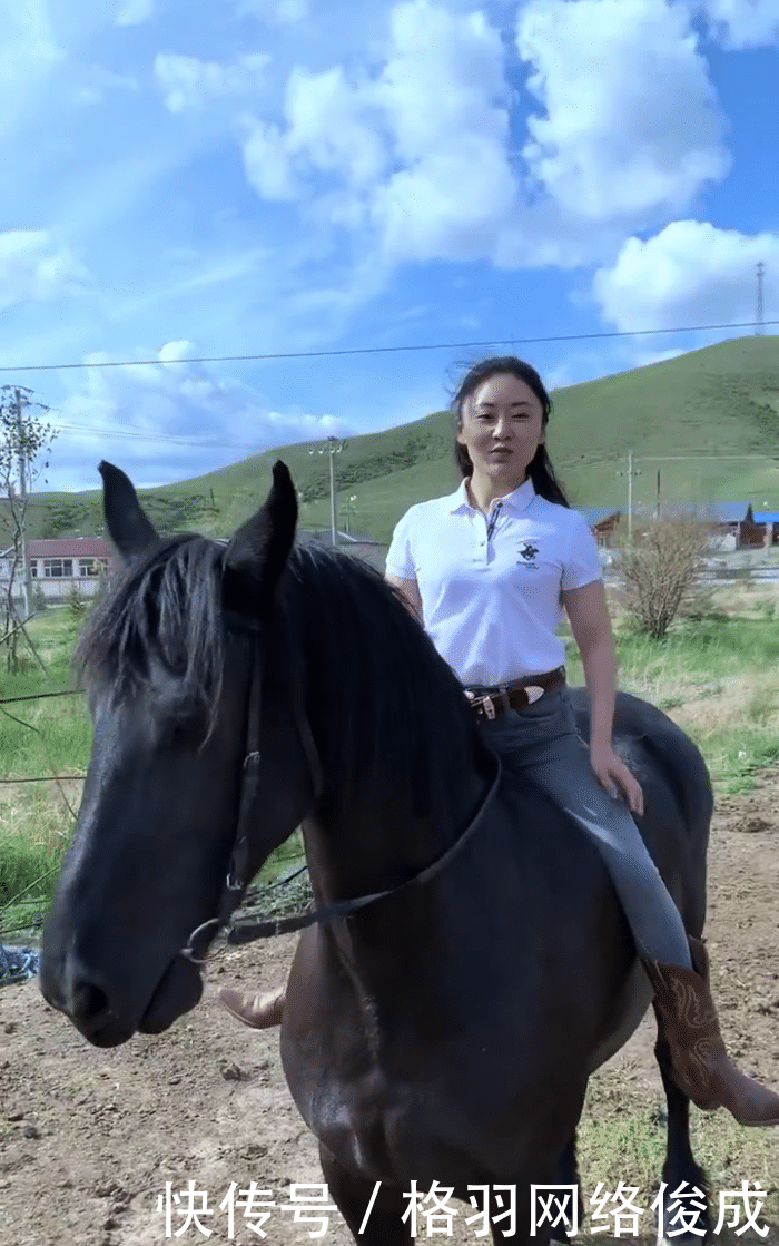【美女】穿着紧身牛仔裤骑马,美女不感觉不方便吗?