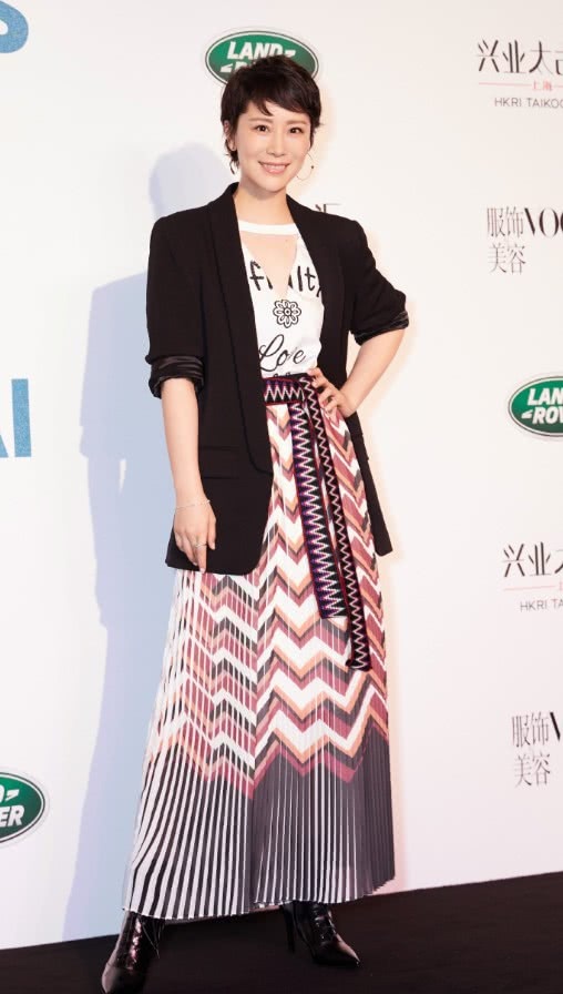 海清得轻成啥样了，竟把紫色的“茄子”当鞋穿，不怕踩烂了？