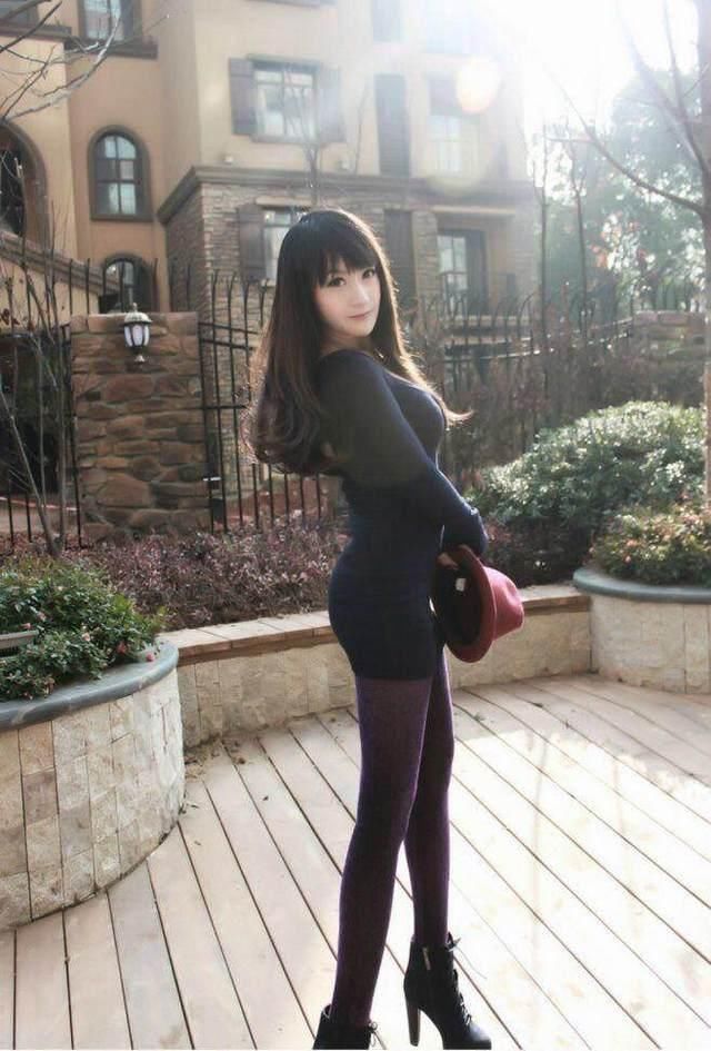 路人街拍：时尚多姿辣妈，娇柔惹人爱怜，有着妩媚动人的气质