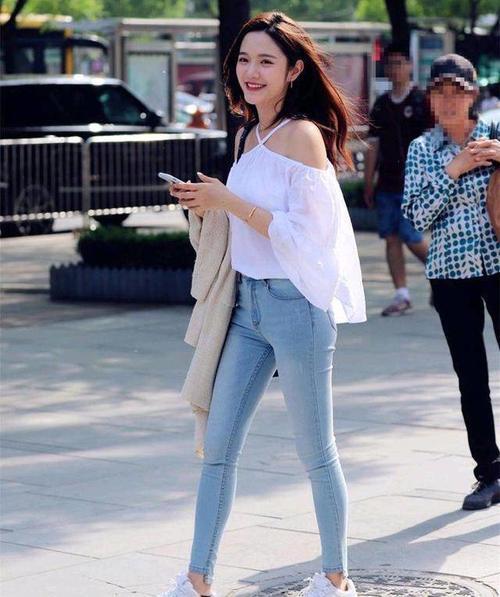 路人街拍，粉红色短裙的小姐姐，好看