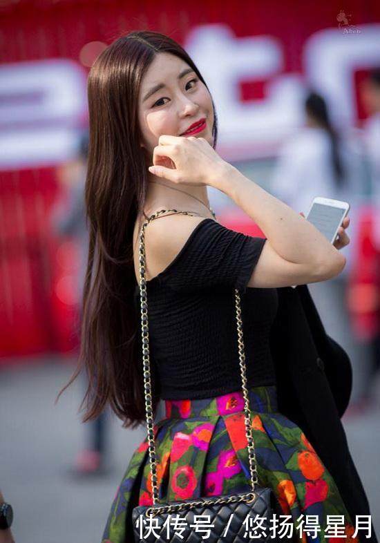 街拍: 图一清新小美女, 图二三人行姐妹花, 图三模特小姐姐