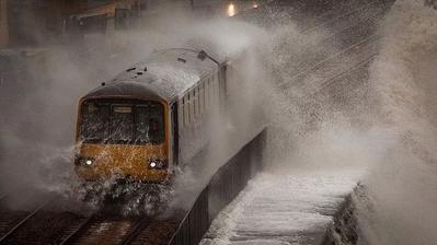 世界上最“壮烈”的火车线，乘客必须关紧窗户，否则就被大水淹没