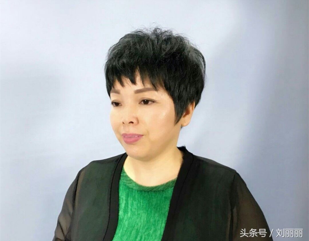 “中年女性发型”不都是“洋气小卷”,10款蓬松短发更年轻奥