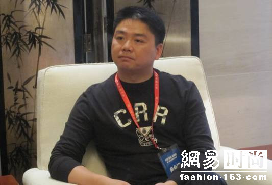 刘强东竟拿下了巴黎世家 穿衣品味也时髦的飞起