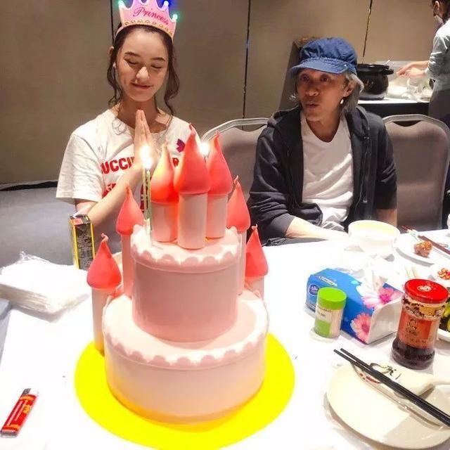 林允回应“撕脚皮”又怼网友?真性情到底是不是明星挡箭牌?