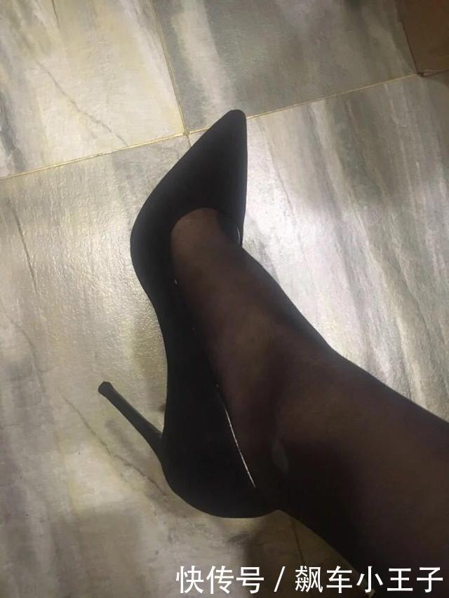 尖头细高跟鞋，是时尚女人鞋柜中最闪亮的鞋款！