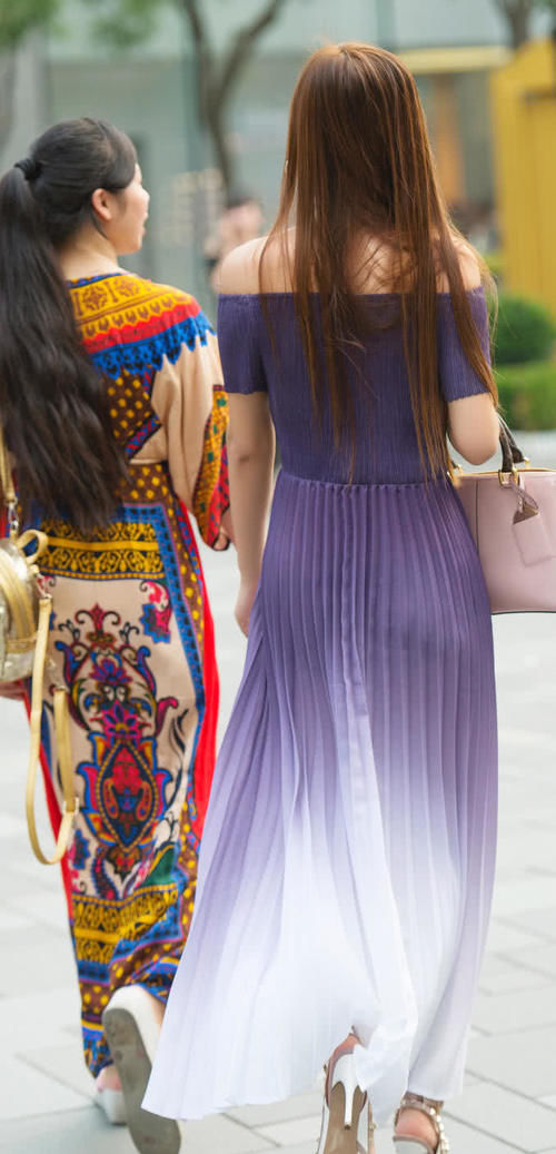 紫色长裙丰腴的气质美女,和民族风的闺蜜一起出街,实力碾压