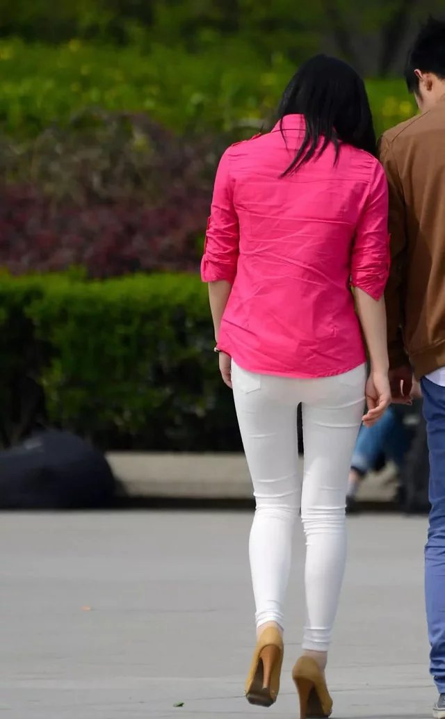白色紧身裤配粉红色衬衫，青春妹子轻松搭配出靓丽的背影