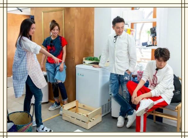 赵薇牛仔裤中间破洞就算了，还上面松下面紧？网友直呼：看不懂！