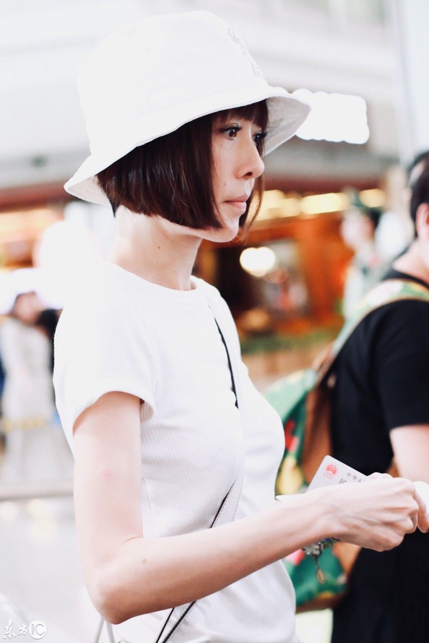 鲁豫现身北京,看侧颜以为发型回到过去,看到刘海我才放心