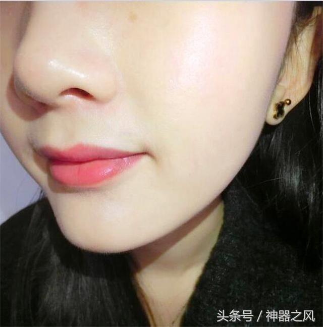 姥姥告诉我的1个方法，蜂蜜擦脸3年了，皮肤白皙水嫩斑也不见了