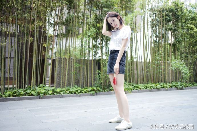 古力娜扎穿白色T恤黑色牛仔裙秀出修长美腿,美丽动人