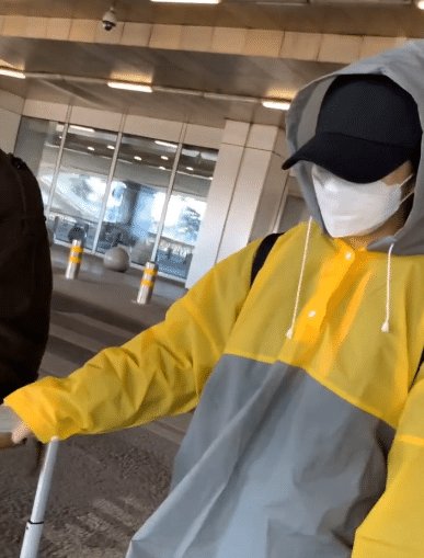 夸张@谭松韵复工, 本以为穿雨衣够夸张了, 看到手, 才知她防护做的多认真