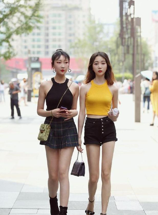 街拍：图三穿连衣短裙，展示纤细的双腿，这身材是真好！