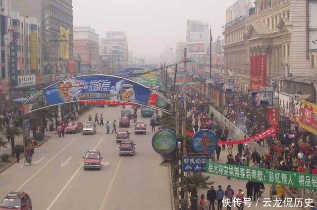  阜阳市@此地原是一个市，只因人口太多被拆成两个市，但现在人口