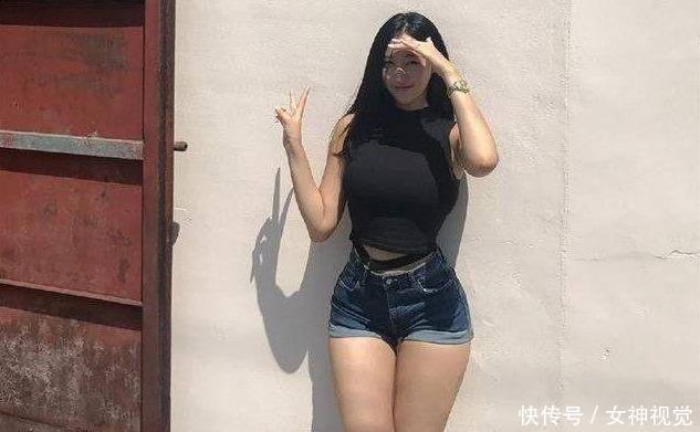 身材微胖的牛仔裤美女,散发出独特的女性韵味,吸引力十足!