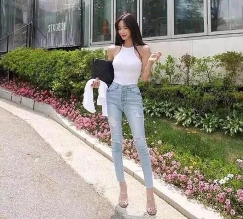 气质女神穿紧身牛仔裤，魅力无限！