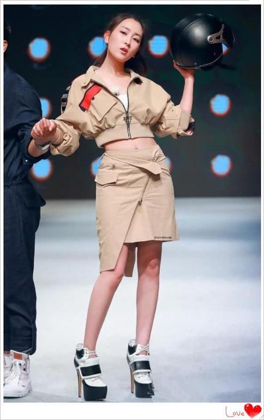 马苏为捞金真是拼，脚踩30cm恨天高走T台，敬业女人的榜样啊！