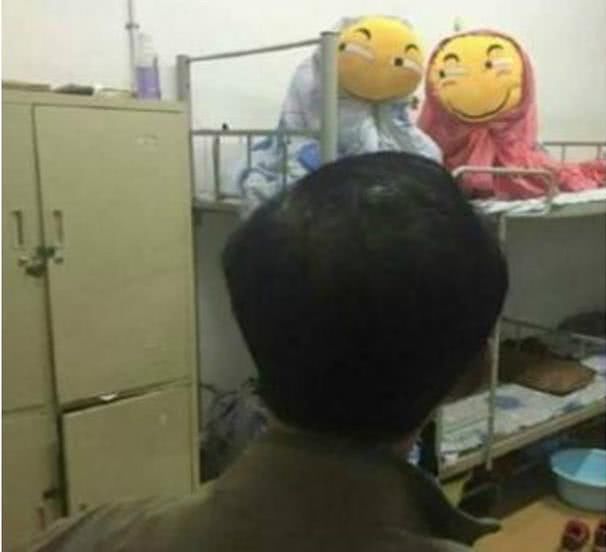  【发来】学生平时在宿舍里做什么？班主任发来查寝照片，家长：我尽量不笑