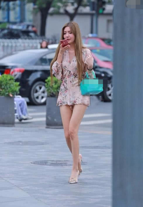 姐姐的天生丽质，清凉的展现夏季香草的味道，芊芊玉腿，美丽动人