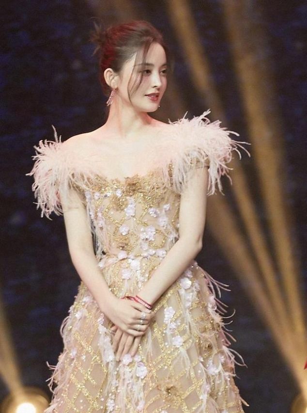 『 抹胸』穿拖地款抹胸配9分裤亮相，172cm高腿真的长，古力娜扎美出新高度