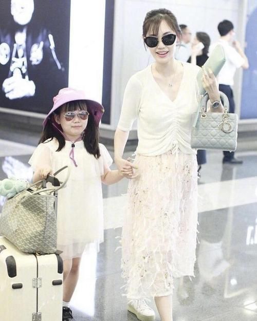  『成熟女性』33岁马蓉穿搭真少女！白色外套搭配牛仔半身裙清新简约，洋气减龄