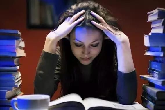 药铺10块多一管的软膏,睡前用来擦眼部,对修复眼袋皱纹很有效