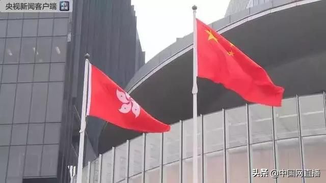 涂污国徽，挑战底线不能忍！国务院港澳办强烈谴责香港激进示威者