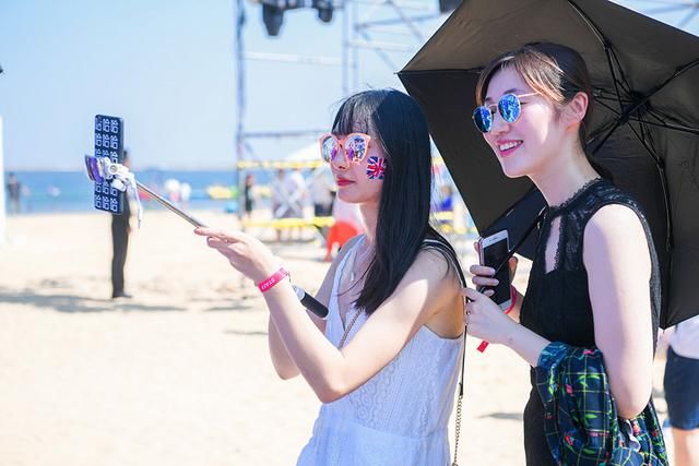 前方长腿小姐姐出没！35℃齐聚上海奇幻市场，美女妙物太养眼