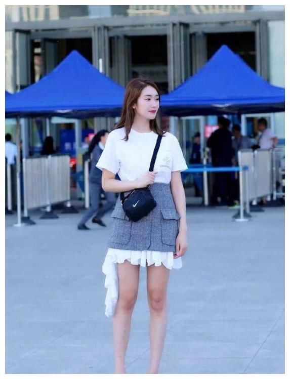 街拍：图三不愧是时尚达人，只能穿在家里的“睡衣”，她逛街穿！